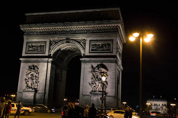 Arco triunfal iluminado à noite — Fotografia de Stock