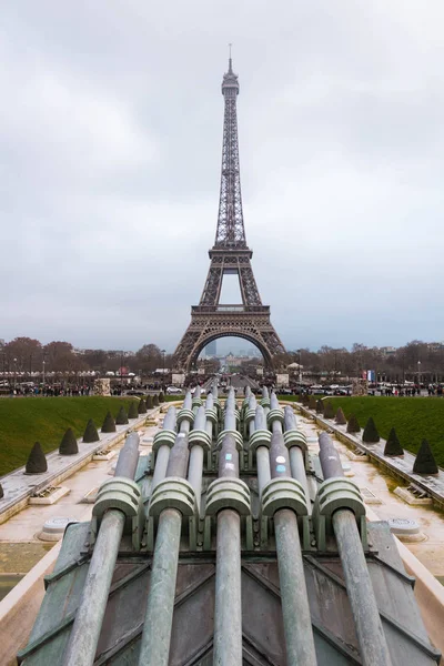 Eiffel-torony látható a Palais de Chaillot — Stock Fotó