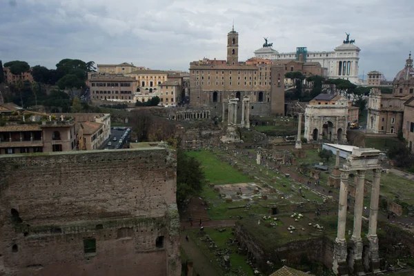 Byggnader av det monumentala centrera av Rome — Stockfoto