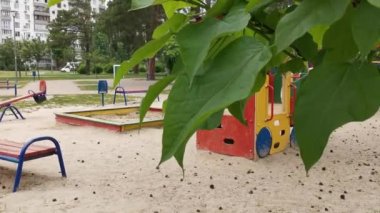 Yeşilliklerden parktaki çocuk parkına bak