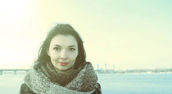 Retrato Una Joven Morena Abrigo Sobre Fondo Río Ciudad — Foto de Stock