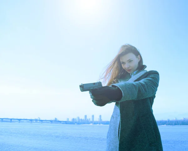 Молода Жінка Пальто Стріляє Пістолета Біля Річки Місті — стокове фото