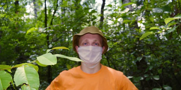 Retrato Jovem Uma Máscara Branca Médica Panamá Fundo Folhagem Floresta — Fotografia de Stock