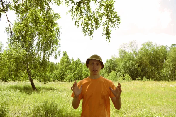 Junger Mann Orangefarbenem Shirt Und Naturpanorama — Stockfoto