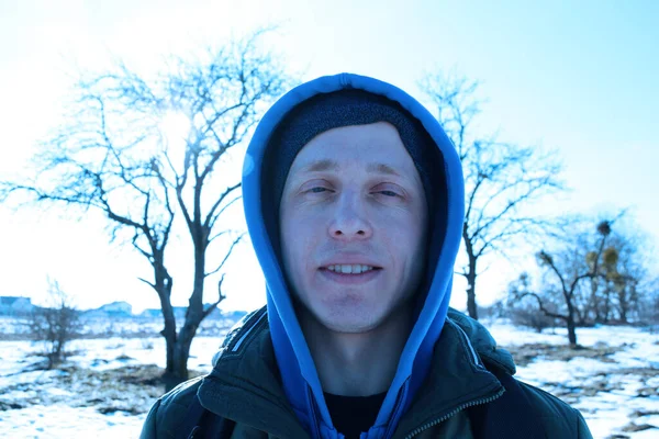 Портрет Молодого Чоловіка Капюшоні Тлі Природи Взимку — стокове фото