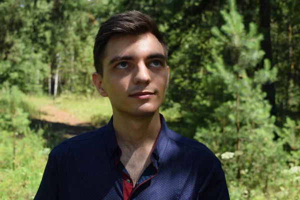 Retrato Jovem Uma Camisa Azul Fundo Floresta Pinheiros — Fotografia de Stock