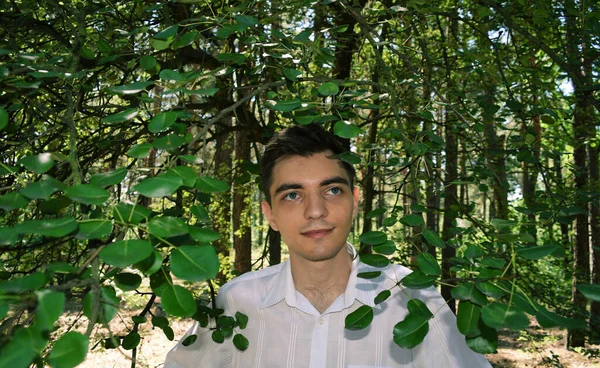 Jovem Com Uma Camisa Branca Fundo Folhagem Verde Floresta — Fotografia de Stock