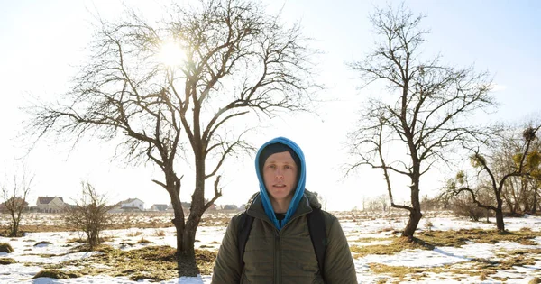 Retrato Jovem Capuz Jaqueta Fundo Natureza Invernal Turismo — Fotografia de Stock