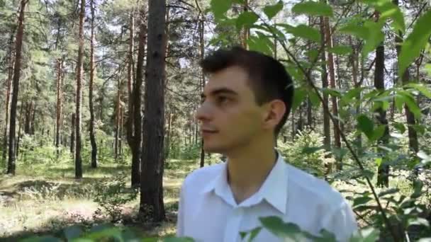 Ormanda Beyaz Gömlekli Bir Gencin Portresi — Stok video
