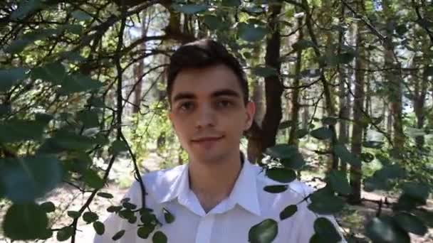 Портрет Молодого Чоловіка Білій Сорочці Лісовому Фоні — стокове відео