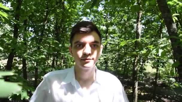 Potret Seorang Pemuda Berbaju Putih Dengan Latar Belakang Hutan — Stok Video