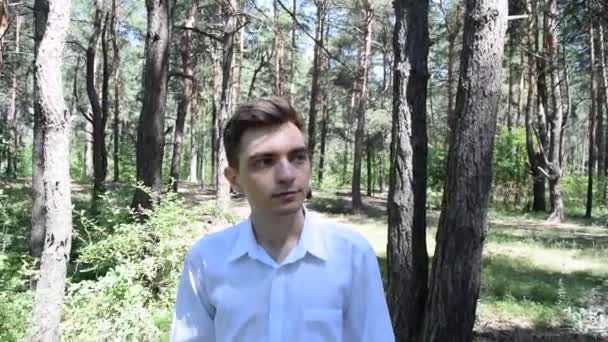 Retrato Jovem Com Uma Camisa Branca Fundo Floresta — Vídeo de Stock