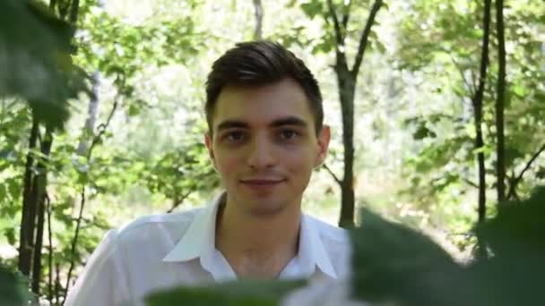 Вид Через Зелене Листя Портреті Молодого Чоловіка Лісі — стокове відео