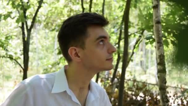 Vista Através Folhagem Verde Retrato Jovem Floresta — Vídeo de Stock