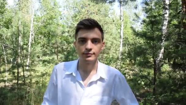 Retrato Jovem Com Uma Camisa Branca Fundo Floresta — Vídeo de Stock