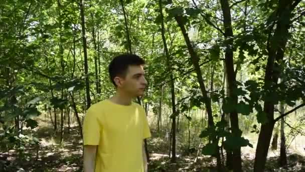 Giovane Ragazzo Una Shirt Spara Con Una Pistola Nella Foresta — Video Stock