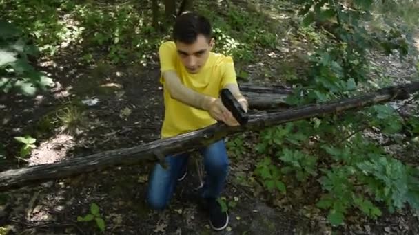 Egy Sárga Pólós Fiatalember Pisztollyal Erdőben — Stock videók