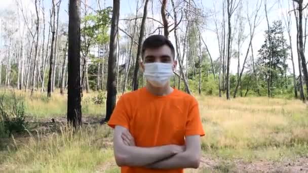 Giovane Con Una Shirt Una Maschera Medica Nella Foresta — Video Stock