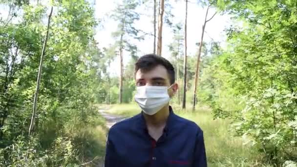 Giovane Con Una Maschera Medica Nella Foresta Virus Malattia — Video Stock