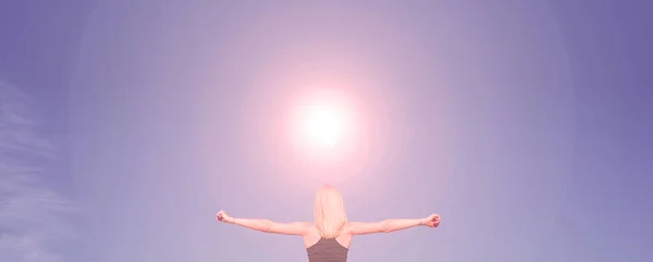Вид Спереду Молодої Дівчини Руками Боків Небо Сонцем Стокове Фото
