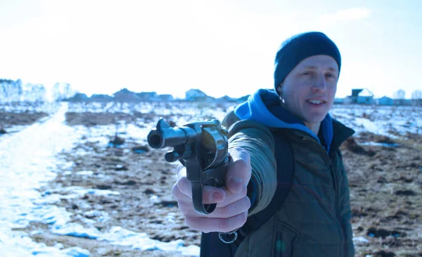 Jovem Atira Com Uma Pistola Natureza Inverno — Fotografia de Stock