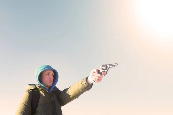 Молодий Чоловік Капоті Стріляє Пістолета Небо — стокове фото