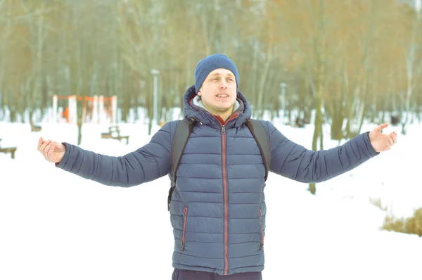 Jovem Casaco Inverno Chapéu Inverno Parque — Fotografia de Stock