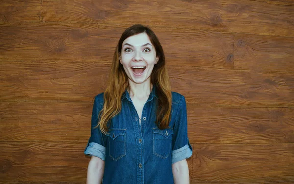 Retrato Uma Jovem Com Uma Boca Aberta Uma Camisa Jeans — Fotografia de Stock