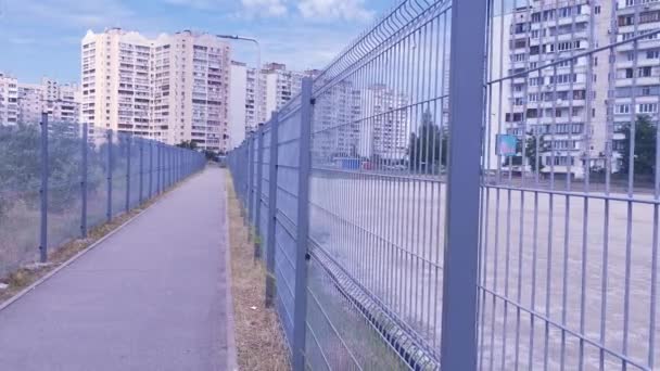 Blick Auf Die Straße Und Den Metallzaun Der Stadt — Stockvideo