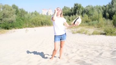 Kumda yürüyen şapkalı güzel bir kadın.