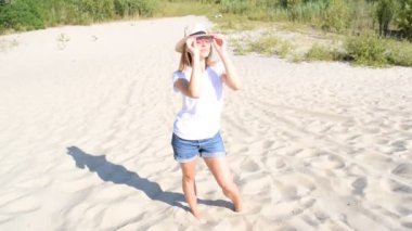 Kumda yürüyen şapkalı güzel bir kadın.