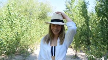 Doğada şapka takmış genç bir kızın portresi.