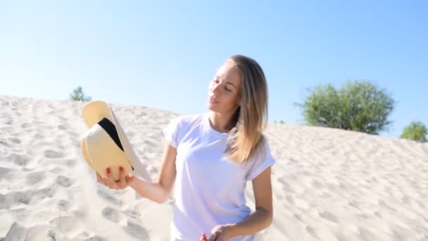 Jonge Mooie Vrouw Met Een Hoed Loopt Het Zand — Stockvideo