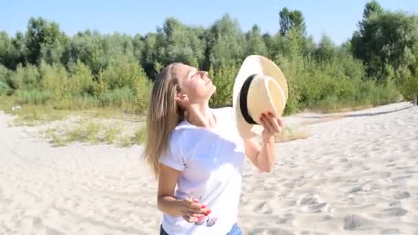 Jonge Mooie Vrouw Met Een Hoed Loopt Het Zand — Stockvideo