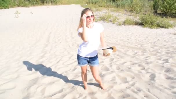 Jonge Mooie Vrouw Met Een Hoed Loopt Het Zand — Stockvideo