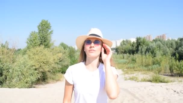 Wanita Muda Cantik Dengan Topi Berjalan Atas Pasir — Stok Video