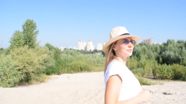 Młoda Piękna Kobieta Kapeluszu Spaceruje Piasku — Wideo stockowe