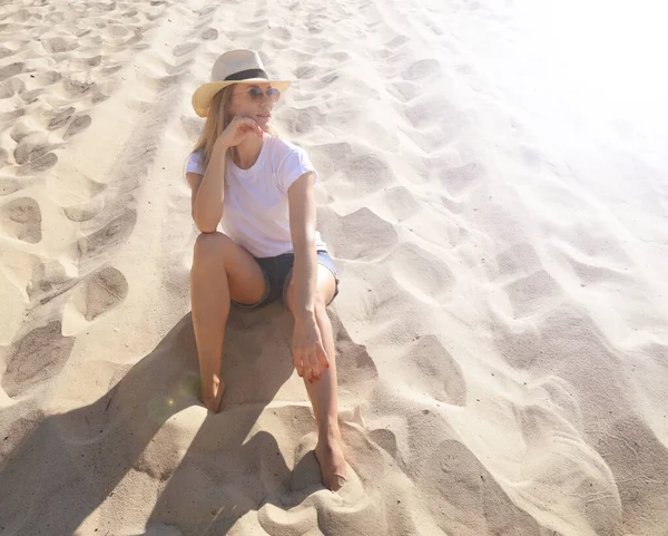 Jeune Femme Avec Chapeau Est Assis Sur Sable Dans Désert — Photo