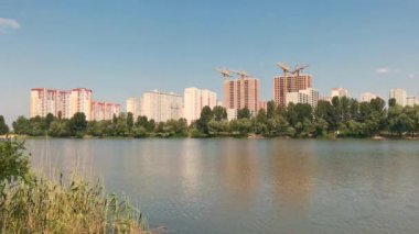 Gölün ötesinden şehre bak.