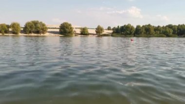 Şehrin dışında, doğada göl manzarası