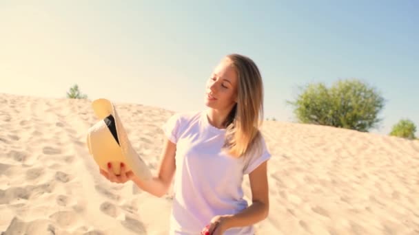 Jonge Vrouw Met Hoed Staat Het Zand — Stockvideo