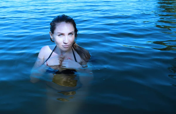 Portrait Une Jeune Fille Eau Froide Sur Lac — Photo