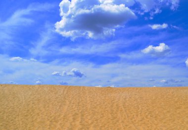 Çöldeki kumların üzerinde güzel büyük bulutlar. Peyzaj AFRİKA