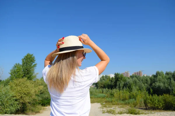 Vista Trasera Mujer Sombrero Cerca Naturaleza — Foto de Stock