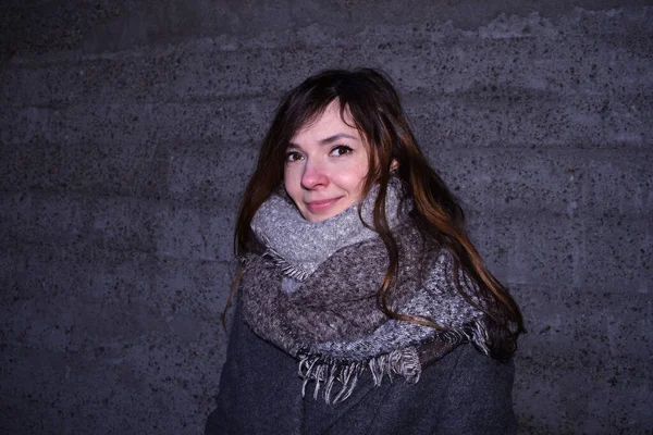 Retrato Una Joven Abrigo Con Una Bufanda Sobre Fondo Una — Foto de Stock