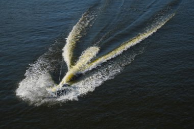 Nehirdeki su dalgalarının en üst görüntüsü