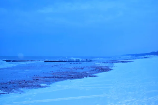 Vista Praia Nevada Perto Oceano Paisagem Inverno — Fotografia de Stock