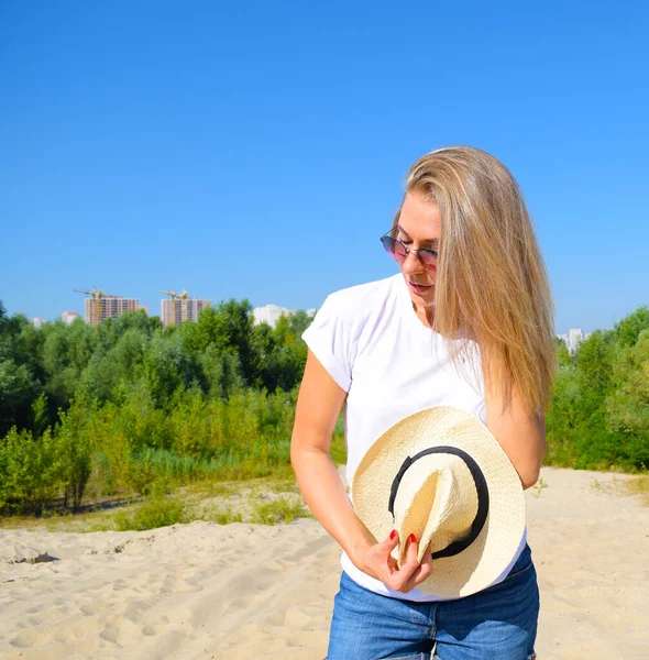 Mujer Joven Con Sombrero Sus Manos Fuera Ciudad Naturaleza — Foto de Stock