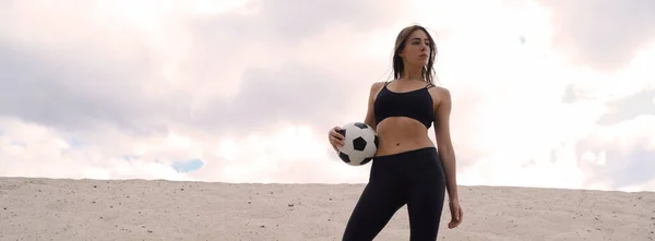 若いですスポーツの女の子で黒でボールで砂漠 — ストック写真