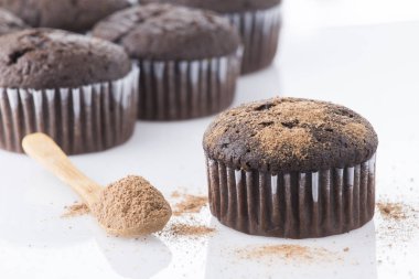 ev yapımı kekler beyaz zemin üzerine izole kapatmak